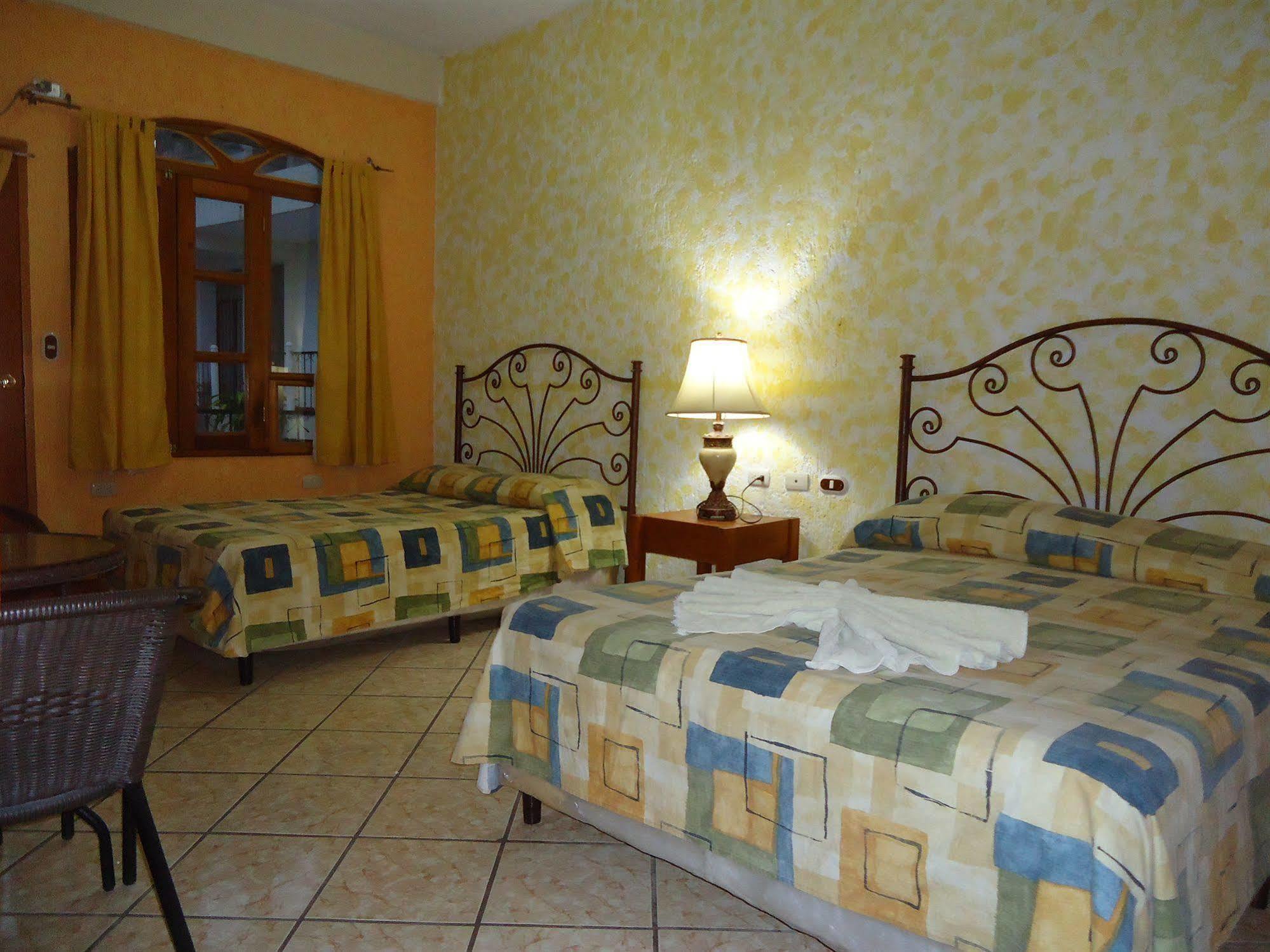Hotel Quinta Maya Flores Exterior foto